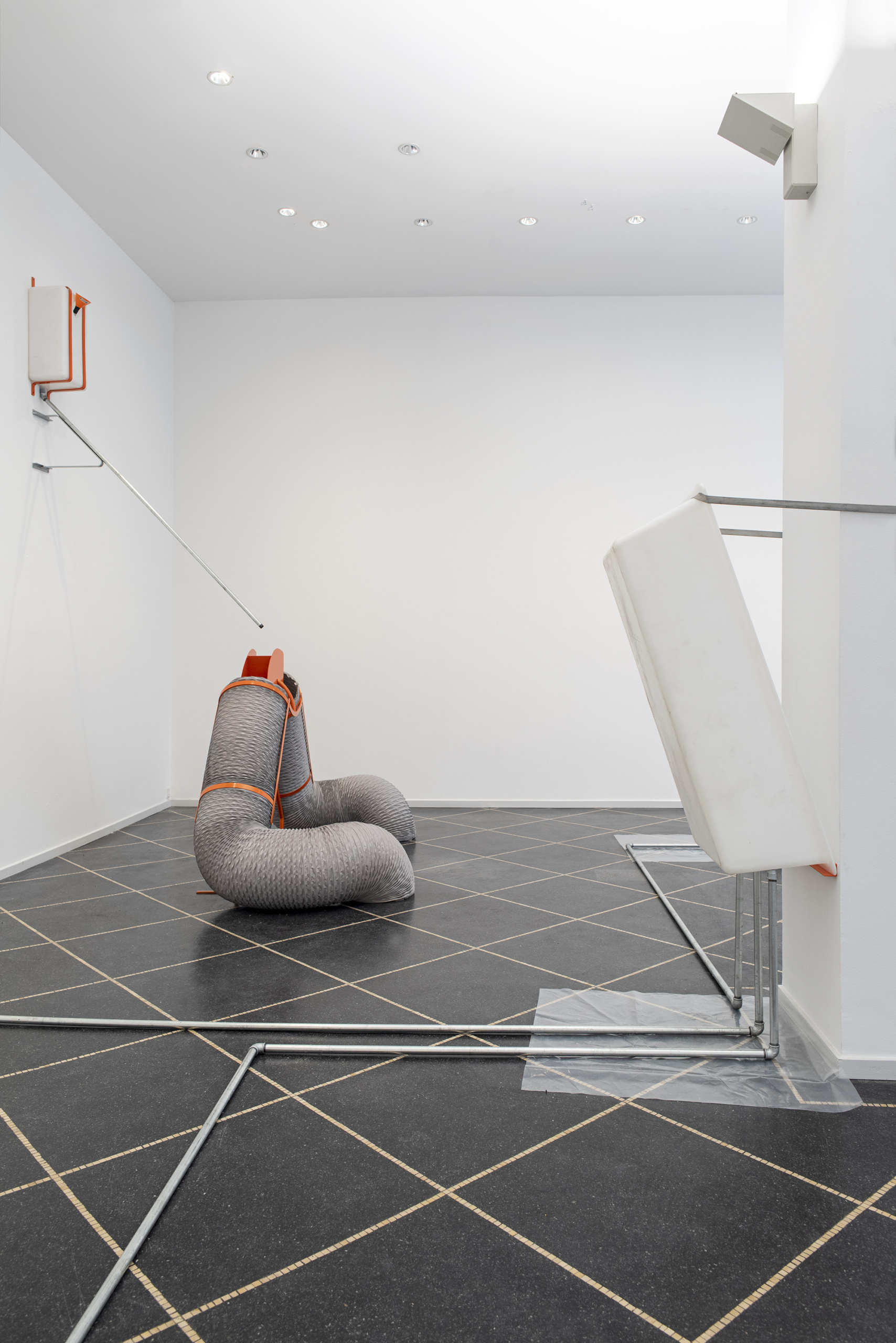 Nina Nowak: Meet Me at the Beach. Machines