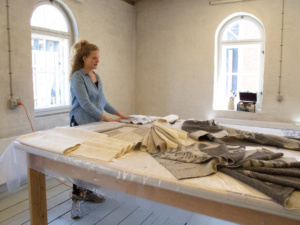 Ragnhild Hjalmarsdottir i atelier plan 3