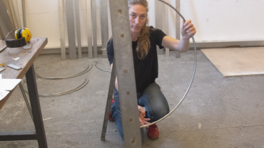 Malene Nors Tardrup med den overdimensionerede fotoramme i metalværkstedet