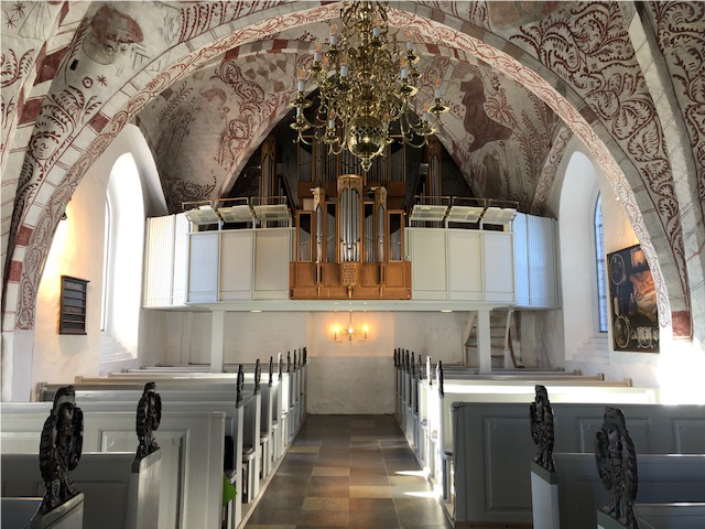 Anders Abildgaard & Henriette Hovidsen: Bænkerækker fra Lyngby Kirke